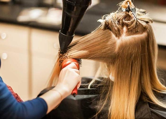 blond färgteknik frisörborstning klippa långt hår torrt hår rund pensel