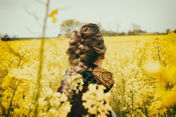 تصفيفة الشعر البني الفاتح للشعر الطويل الجديلة ، وتقنية Balayage على الشعر البني الأساسي