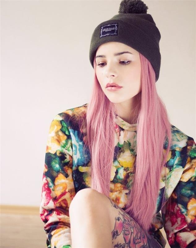 لون شعر وردي فاتح ، بلوزة زهور متعددة الألوان ، قبعة صغيرة سوداء ، شعر بناتي وردي