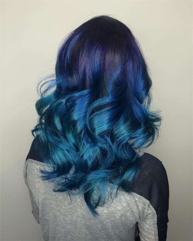 farbenie vlasov, dlhý kučeravý účes s tyrkysovo modrými špičkami a purpurovými odleskami na čiernej základni