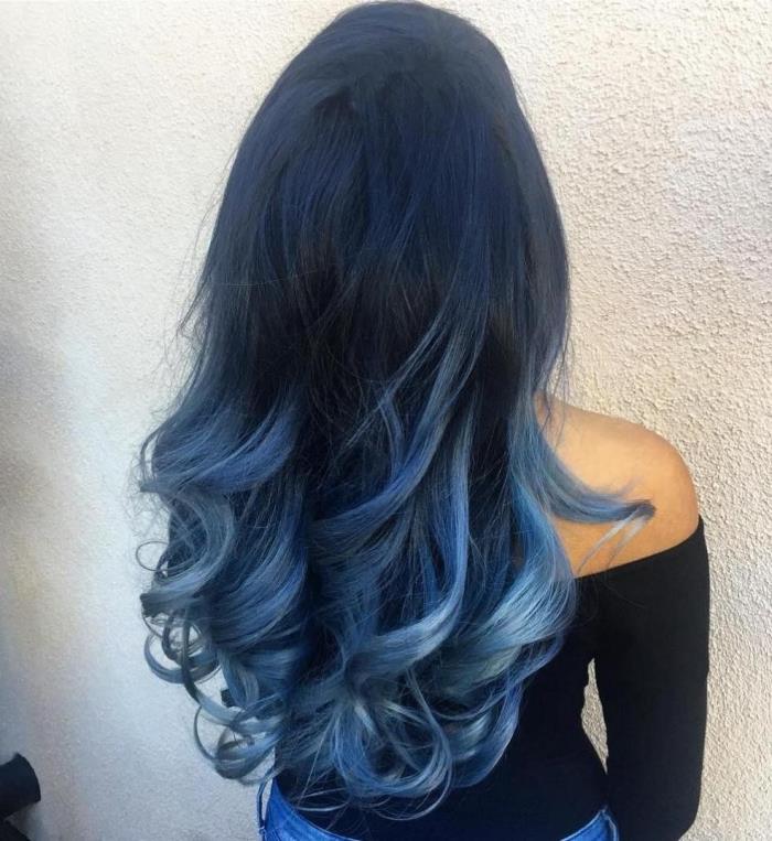 modrá väzba a farbenie na dlhých čiernych vlasoch, ombre účes so šedými a modrými cípmi