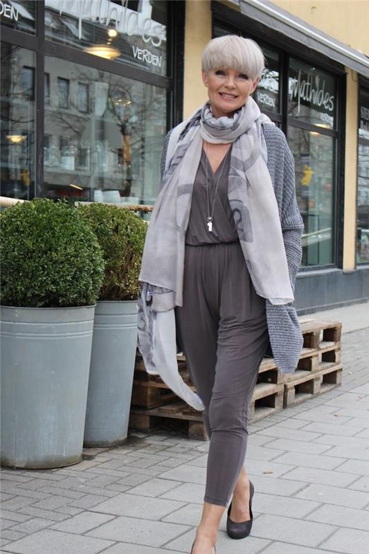 grå jumpsuit för kvinnor med grå halsduk idealisk garderob för 60 -årig kvinna med genväg för 60 -årig kvinna
