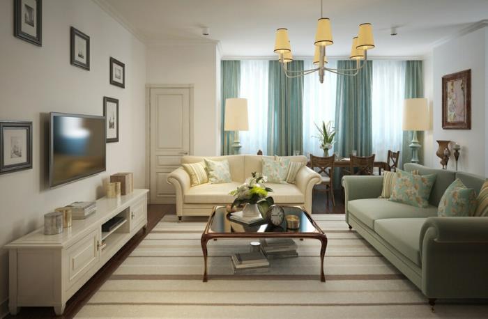 randig matta, soffbord i trä och glas, vitt TV-skåp, gräddfärgad soffa, blå gardiner