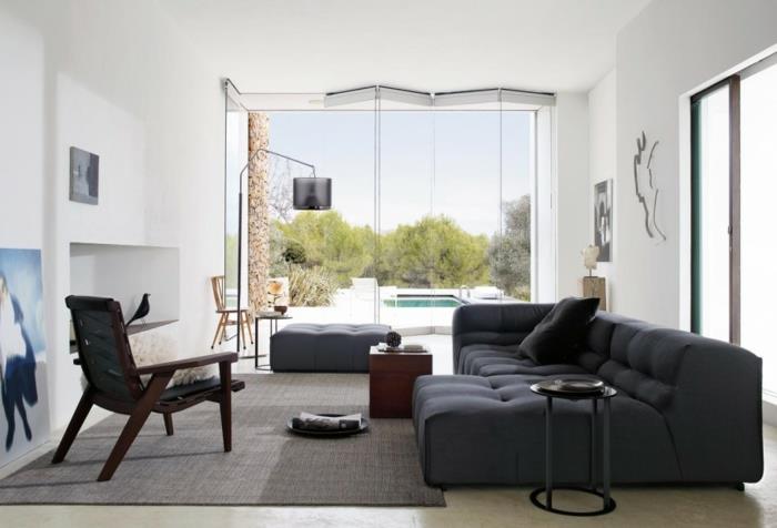 Mobili soggiorno moderni, divano in tessuto, parete bianca con nicchia