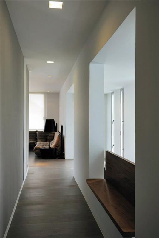 come-arredare-un-corridoio-design-pavimento-legno-panchina-stile-minimal-illuminazione-soffusa-lampade-soffitto