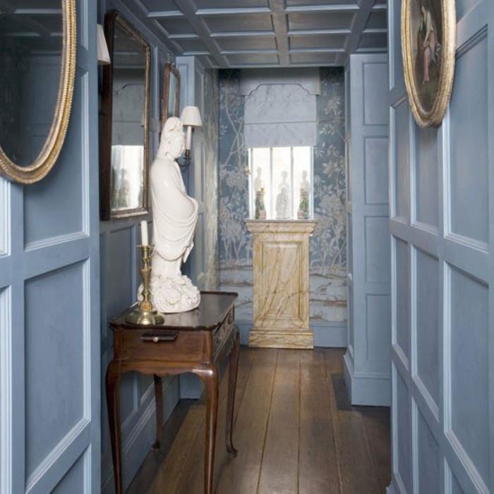 come-arredare-un-corridoio-stile-classico-tavolo-legno-statua-ceramica-parete-marmo-specchio-pavimento-parkett