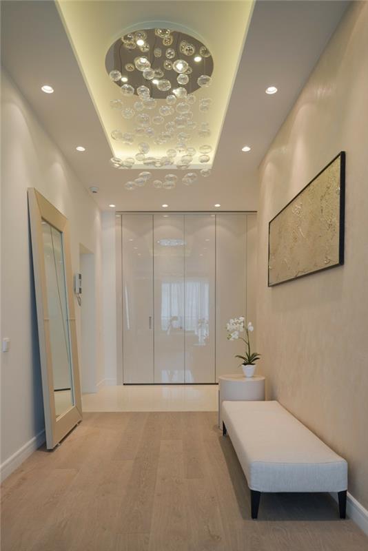 come-arredare-un-corridoio-stile-moderno-illuminazione-specchio-quadro-cornice-legno-armadio-da-corridoio