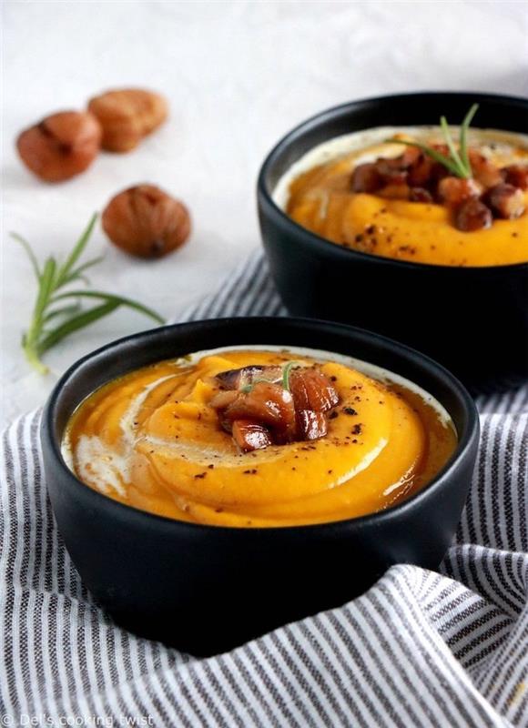 Vellutata di verdure miste ، minestra frullata con castagne ، ciotole di terracotta colore nero