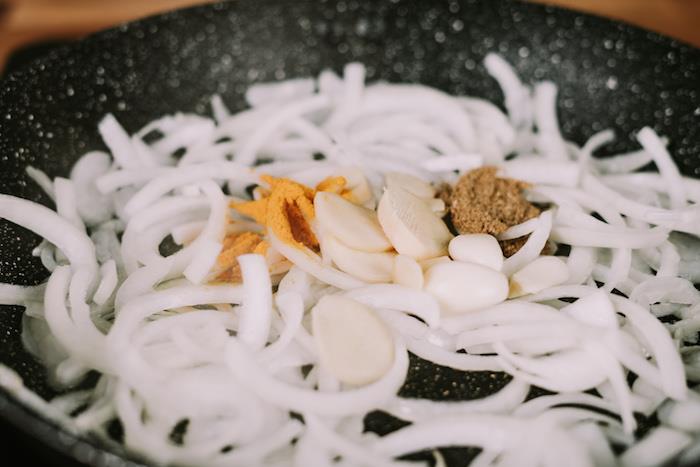 Ricetta Vellutata di Zucca ، Padella Con Cipolla ، Soffriggere La Cipolla Con Spezie