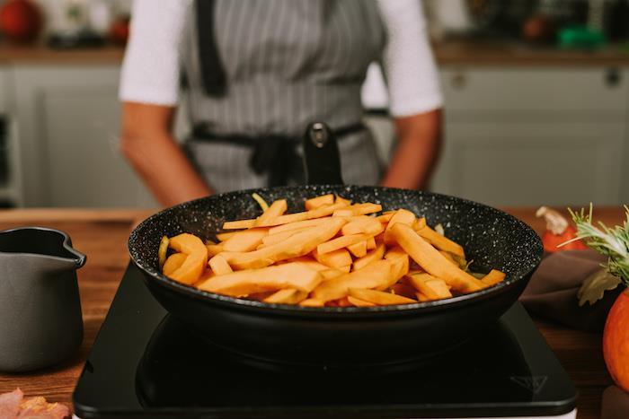 Ricetta Vellutata di Zucca ، fette di zucca ، Padella su un fornello elettrico