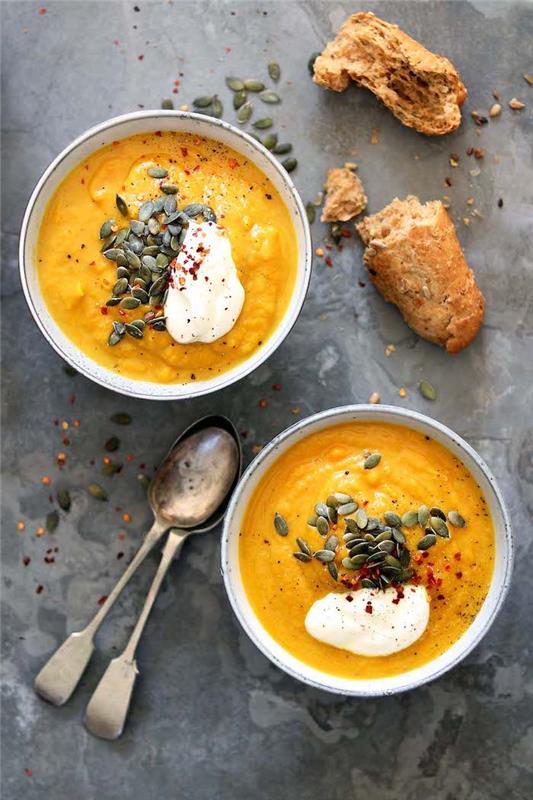 Ricette Vellutate ، Minestra Con la Zucca ، Vellutata Decorata مع Panna e Semi