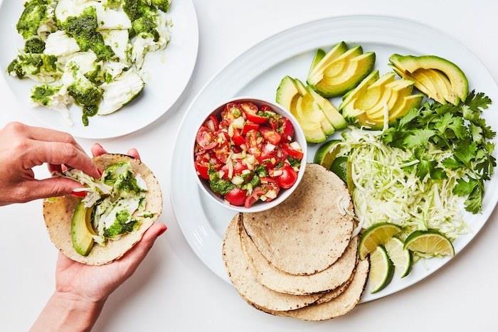 Cosa mettere nelle tortillas, tacos s fettine di avokádo, piatto so zeleňou tagliate