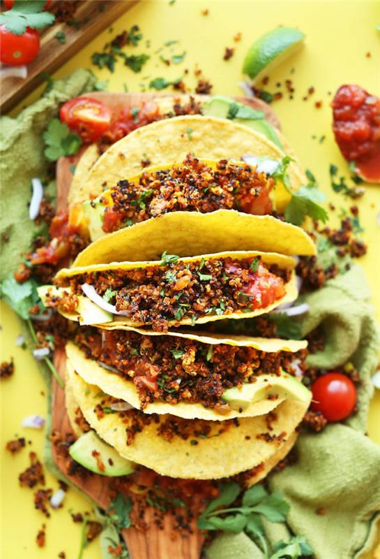 Tacos s quinoa, cibo su un tavolo, pomodorini tagliati a metà, ricetta tacos