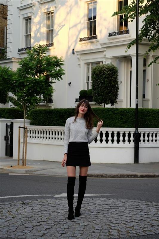 come-vestirsi-idé-abbigliamento-donna-mini-gonna-nera-stivali-alti-maglione-basic-colore-grigio