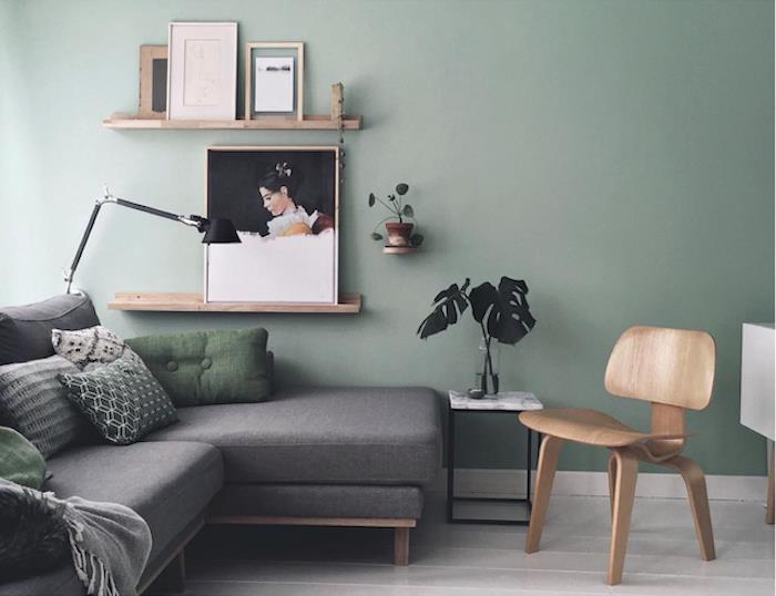 morská zelená obývacia izba, celadonový odtieň, sivá rohová sedačka, drevená stolička, svetlé parkety, prepracované zariadenie obývačky