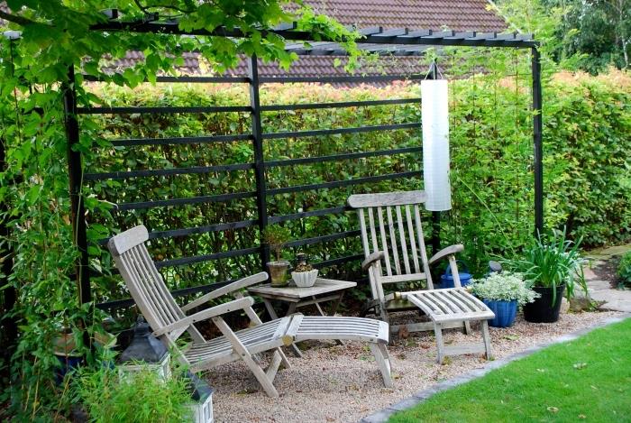 vonkajšia záhradná dekorácia, malý záhradný model s umelým trávnikom a kamenným okrajom, drevený záhradný nábytok