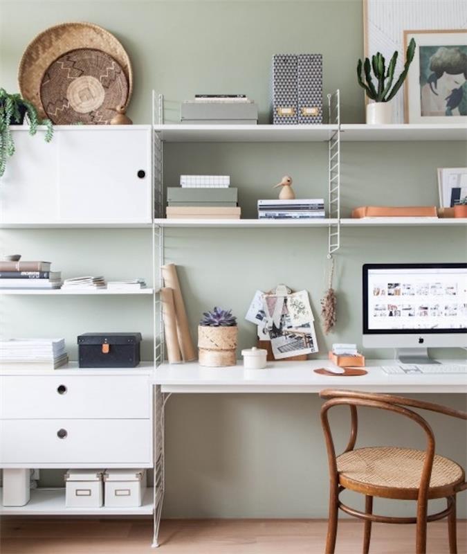 pracovný priestor, domáca kancelária, škandinávsky stôl s niekoľkými bielymi policami, drevená stolička a svetlé parkety, celadónska zelená stena