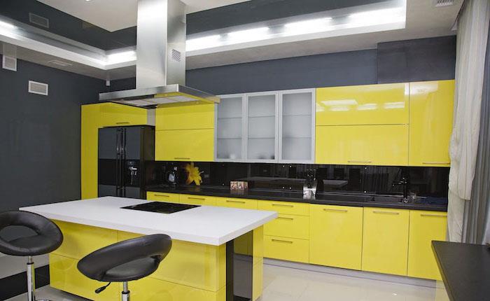 lågt köksskåp, köksdekoration i svart och gult, kök med vit och gul centralö med svarta barstolar