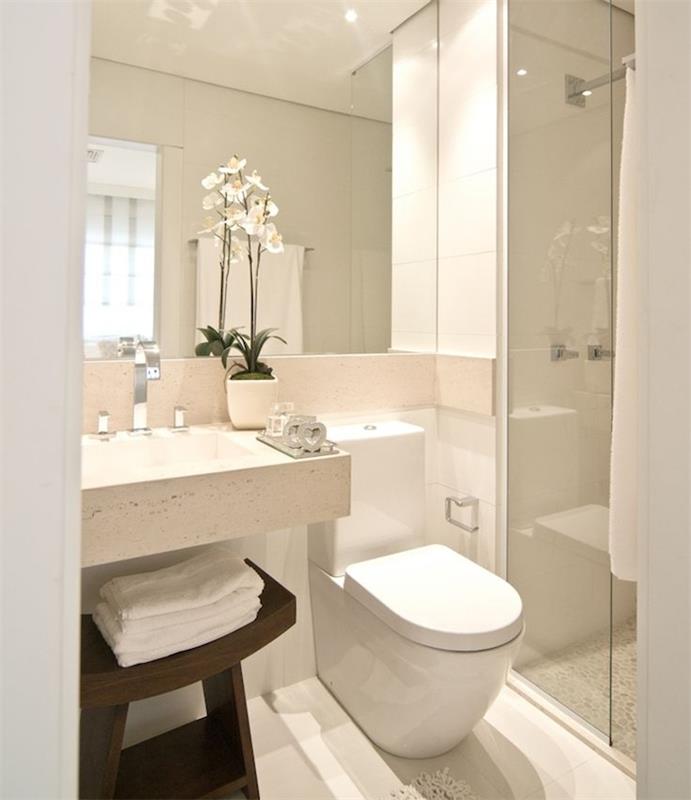 malá talianska kúpeľňa s bielym WC, mramorové umývadlo, drevená úložná stolička, taliansky sprchovací kút
