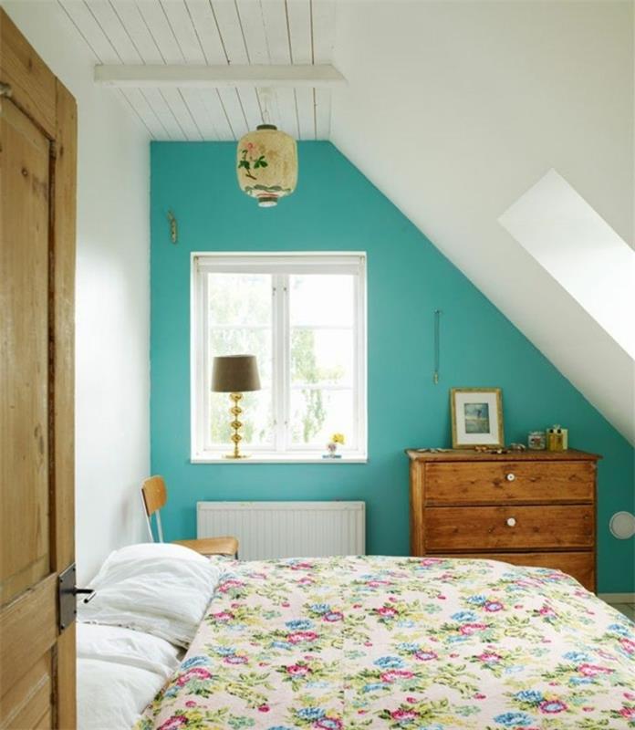 exempel på ett vindsovrum, blommönstrat sängklädsel, shabby chic, vintage trägarderob, blå accentvägg, original hängande ljus