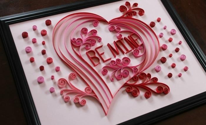 ružové srdce zdobené a dojemné písmo, vytvorte karty a quillingové dekorácie
