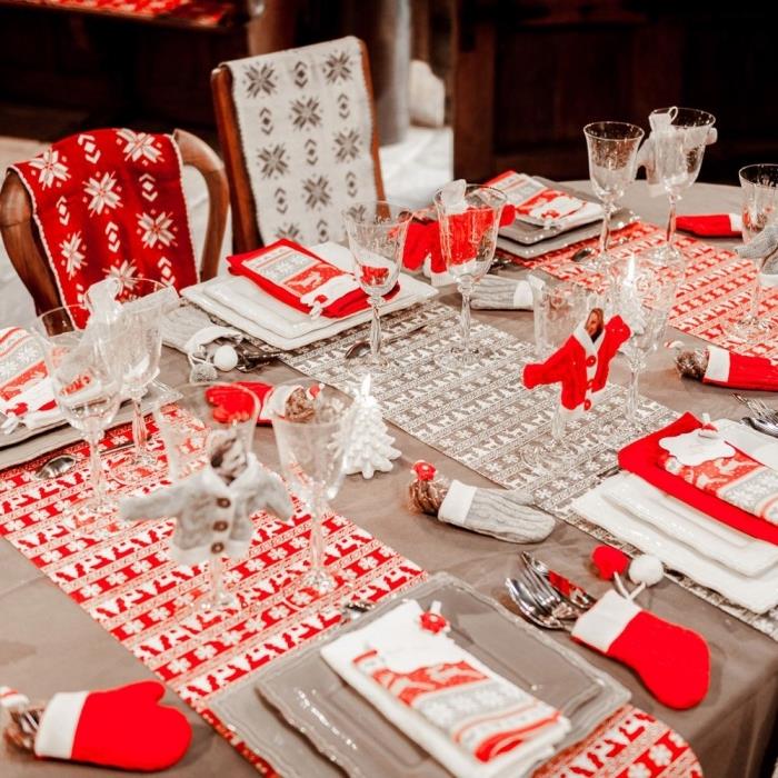 ozdobte vianočný stôl v bielej a červenej farbe obrusmi a obrúskami so snehovými vločkami a vianočnými vzormi jeleňov, jednoduché skladanie obrúskov