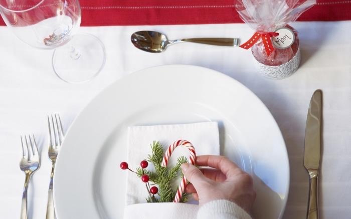 pekná vianočná dekorácia na stôl s bielym tanierom a bielym látkovým obrúskom, ľahký skladací model na obrúsky na Vianoce