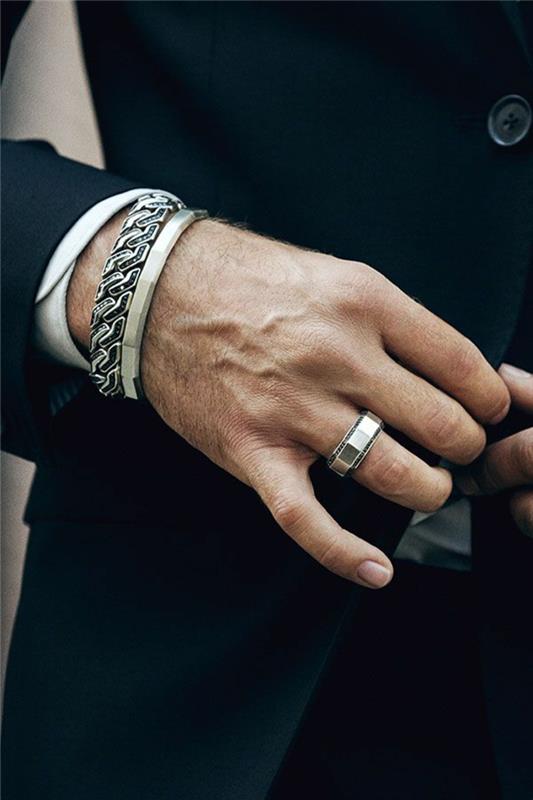 exempel på herrsmycken för ett elegant utseende, massivt armbandsmodell att bära med en elegant svart kavaj och vit skjorta