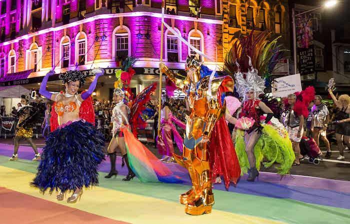 Pride -karnevalskostym, regnbågsfärgad matta, hur man klär sig till en karneval