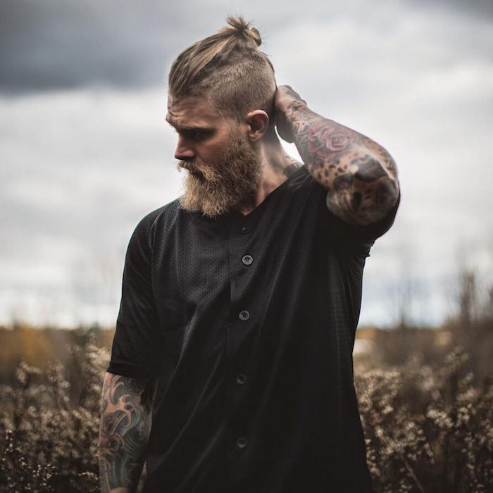 behåll sitt långa skägg hipster blond man vikingstil chignon man bulle