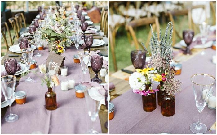 Långt bord med rosa blommor i flaskor löpare, rustik godisbar, rustikt elegant bröllopstema vilken dekoration