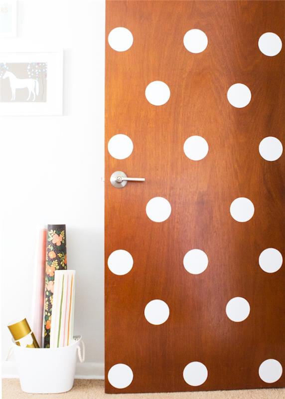 trä dörr dekoration idé, DIY sovrum, vita självhäftande prickar för att anpassa ditt sovrum, DIY pinterest