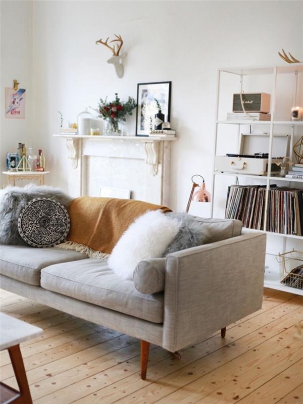 den dunkande fuskpälskudden förvandlar denna vintage skandinaviska soffa till mittpunkten i detta vintage skandinaviska vardagsrum