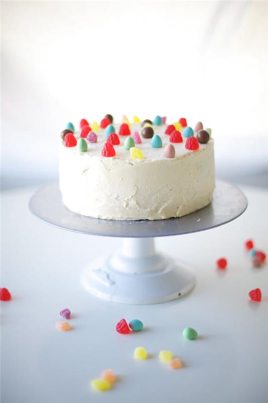 ثلاث طرق لتزيين كعكة عيد ميلاد طفل بسيط