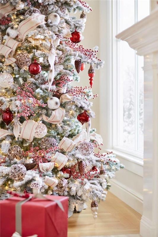 hur man dekorerar en julgran gåva inslagning rött papper vitt band röd kant jul röda bollar