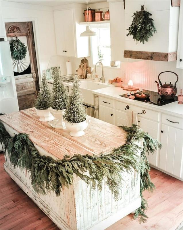 ako vyzdobiť rustikálnu kuchyňu bielou drevenou dekoráciou centrálneho ostrova borovica biela kuchynská skrinka a akcenty medeného riadu