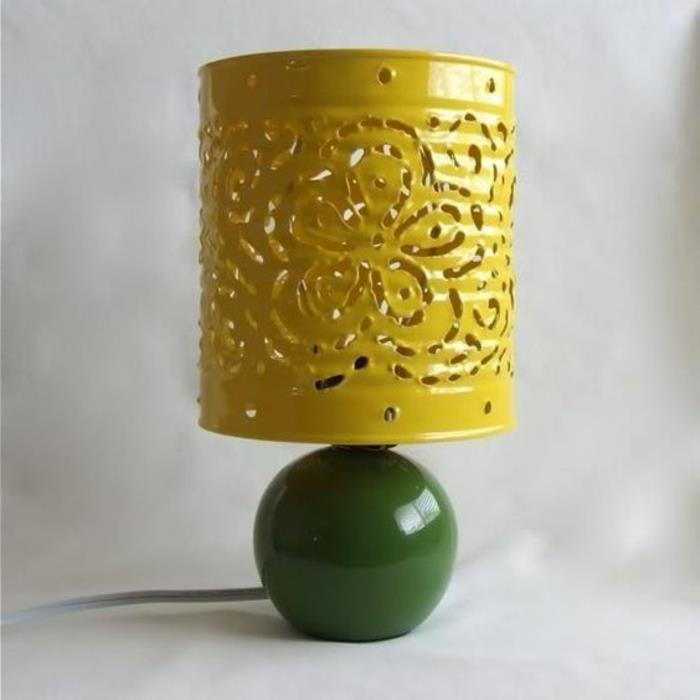 en designerlampa, lampskärm gjord av en skräddarsydd plåtburk, blommotiv, gul färg, vintage lampa