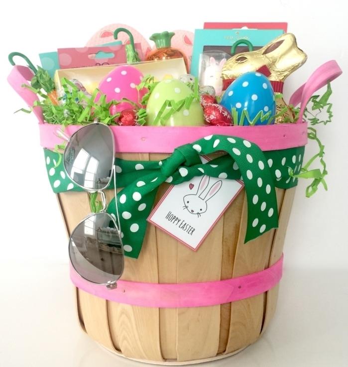 čo darček pre dievča, nápad prekvapenia dieťaťa na Veľkú noc, košík ozdobený stužkou a čokoládovými dobrotami