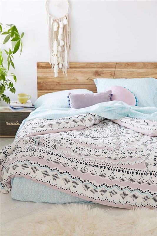 göra en sänggavel av trä av ljusa träplankor, rosa och blå sänglinne, vit drömfångare och vit matta