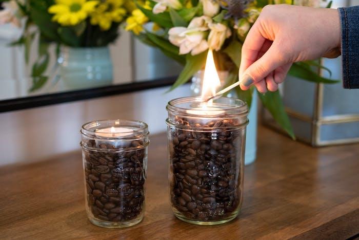 hur man bränner kaffegryn två glasburkar med tända ljus