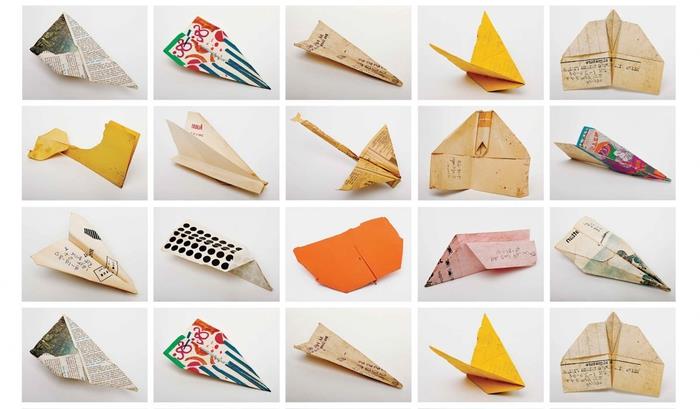 rôzne originálne vintage origami modely lietadiel vyrobené z recyklovaného papiera