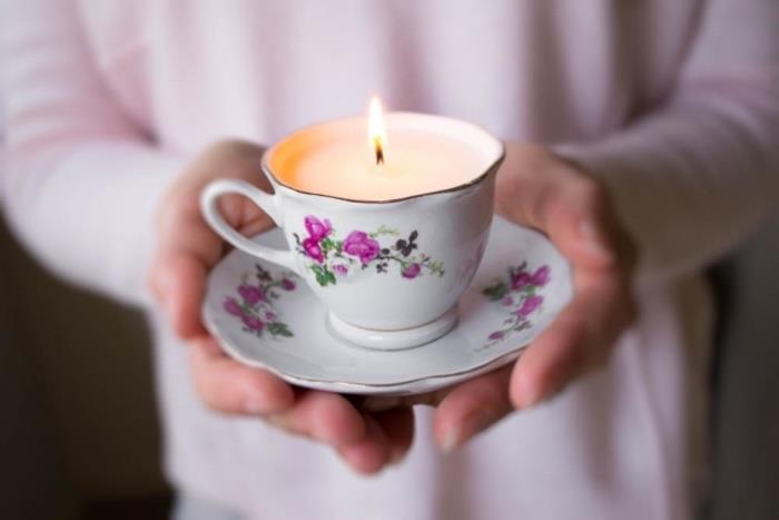 فكرة شمعة في فنجان شاي عتيق مع عناصر زخرفية زهرية ، ديكو استجمام افعل ذلك بنفسك