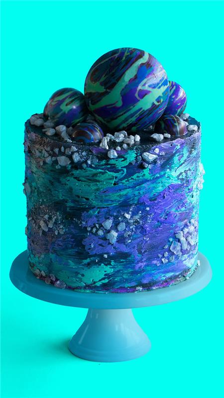 domáci kameninový koláč v modrej a zelenej farbe, ktorý zdobí vrch zeleného, ​​polnočného modrého a purpurového koláča s geodetickým vzorom