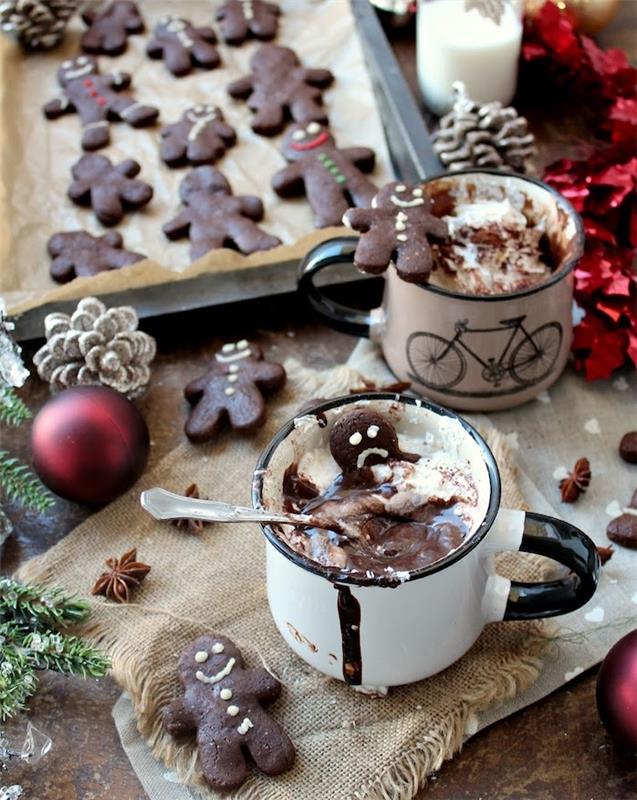 hemlagad varm choklad pepparkakor serveras med pepparkaksmannen, choklad, vispad grädde, julkakaokakor