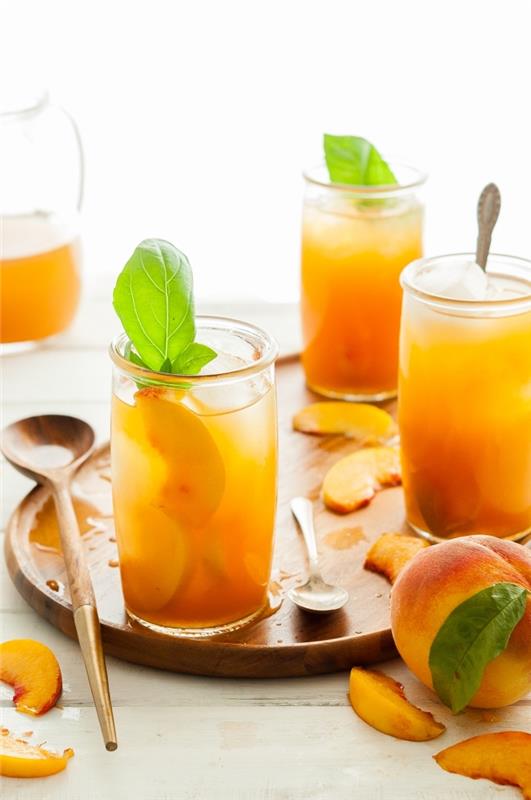 lätt drink med kallt grönt te med persika och mynta, hemlagat iste recept med persika och färska myntablad