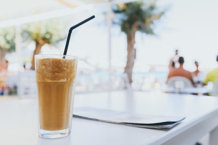 ľahký recept na prípravu ľadového latte doma, pohár studenej kávy s mliekom a hnedého cukru s kockami ľadu