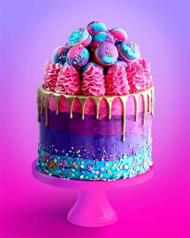 vrstvený vzor dúhového koláča v zlatej, purpurovej, fialovej a modrej farbe a so zlatou polevou, dúhové makrónky a ružový krém