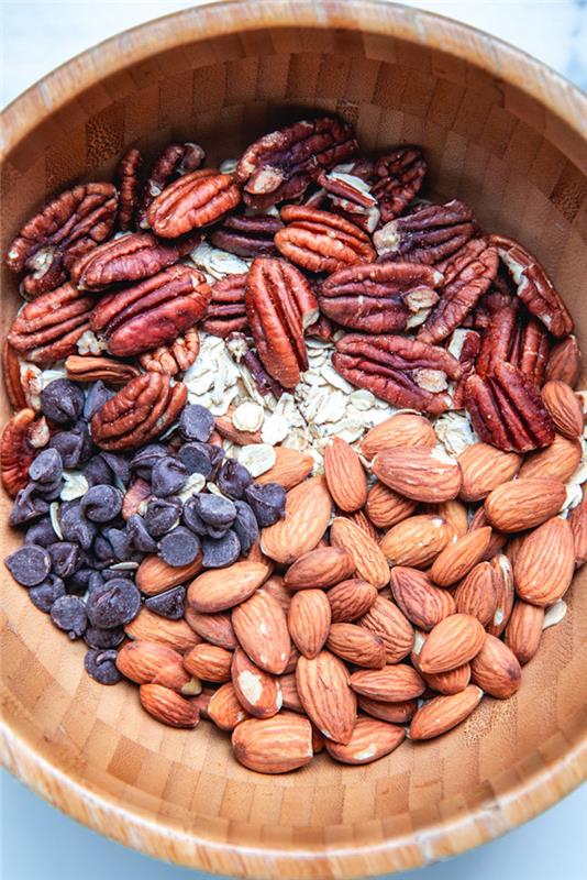 vyvážené občerstvenie s pekanovými orechmi, mandľami, čokoládovými lupienkami, domácou proteínovou tyčinkou