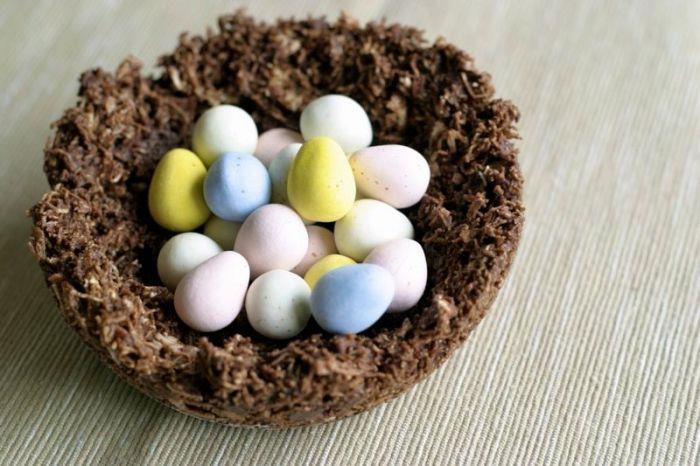 liten påskchokladkaka att göra själv, mini chokladdessert och krossade nötter i form av ett bo