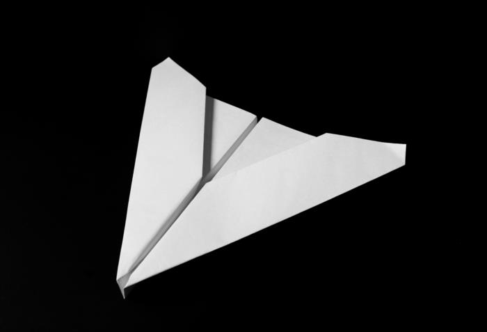 Výukový program skladania papierového lietadla pre model delta klzáku vykonaný v niekoľkých ľahko sledovateľných krokoch